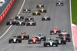 Старт: Льюис Хэмилтон, Mercedes AMG F1 лидирует