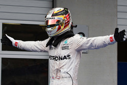 Победитель гонки - Льюис Хэмилтон, Mercedes AMG F1 празднует в закрытом парке