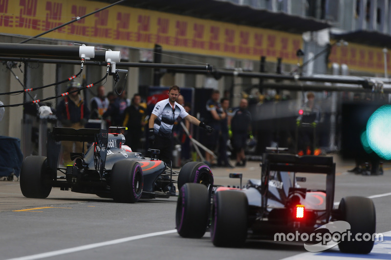 Jenson Button, McLaren MP4-31 y Fernando Alonso, McLaren MP4-31 en el pit lane