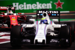 Sebastian Vettel, Ferrari SF16-H derrière Felipe Massa, Williams FW38