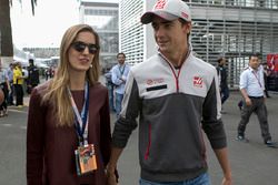 Esteban Gutiérrez, Haas F1 Team con su novia Monica Casan