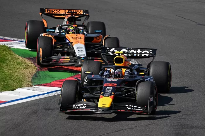 Oscar Piastri, McLaren, Yuki Tsunoda, Red Bull Racing