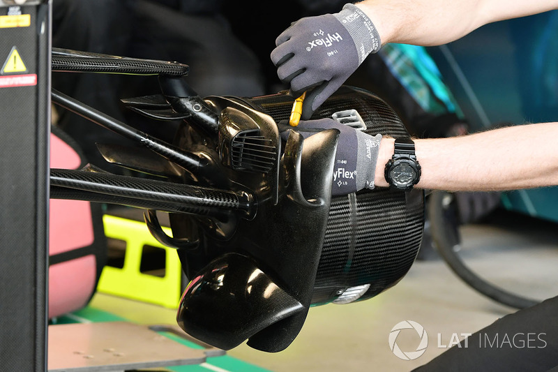 Mercedes-AMG F1 W09 EQ Power front wheel hub