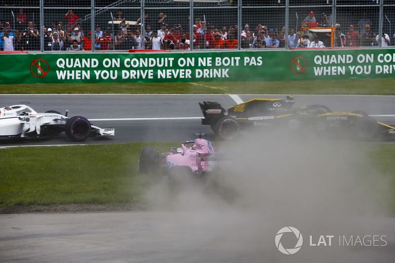 Sergio Perez, Force India VJM11, traverse l'herbe après un contact avec Carlos Sainz Jr., Renault Sport F1 Team R.S. 18