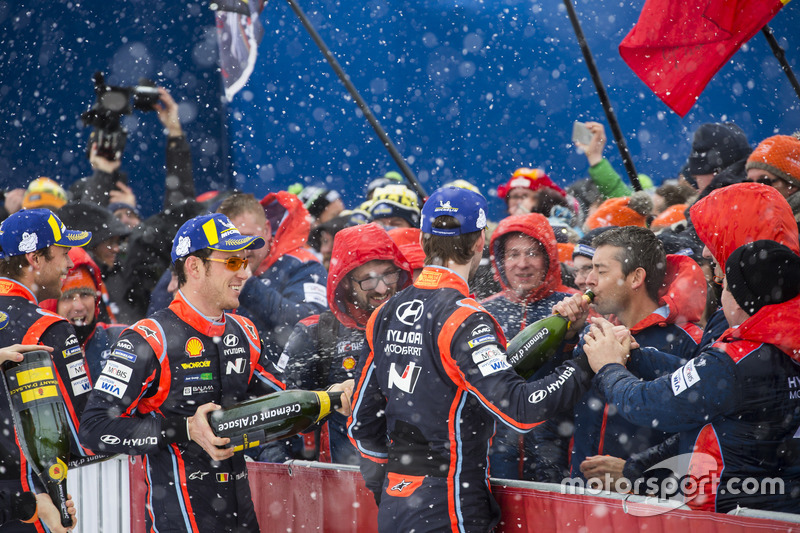I vincitori Thierry Neuville, Nicolas Gilsoul, Hyundai i20 WRC, Hyundai Motorsport