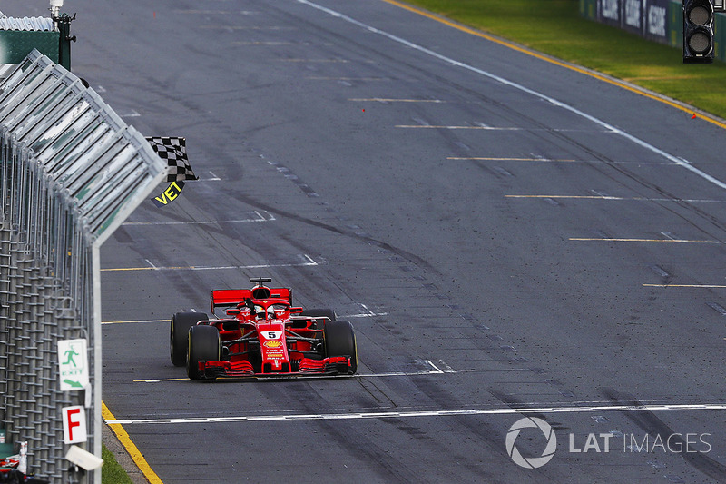 Sebastian Vettel, Ferrari SF71H, cruza la bandera a cuadros por delante de Lewis Hamilton, Mercedes AMG F1 W09