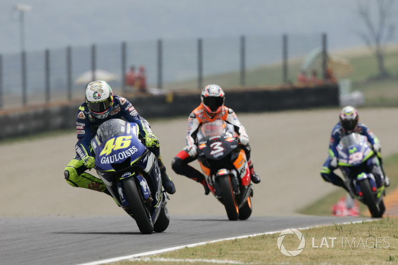 2005 - Este capacete foi criado depois de uma homenagem a Rossi, quando uma universidade local deu a ele um diploma de médico após seu tetra na MotoGP.