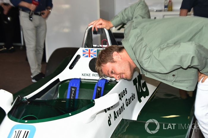 Nico Rosberg, mira hacia la cabina de Williams FW08 de su padre Keke Rosberg