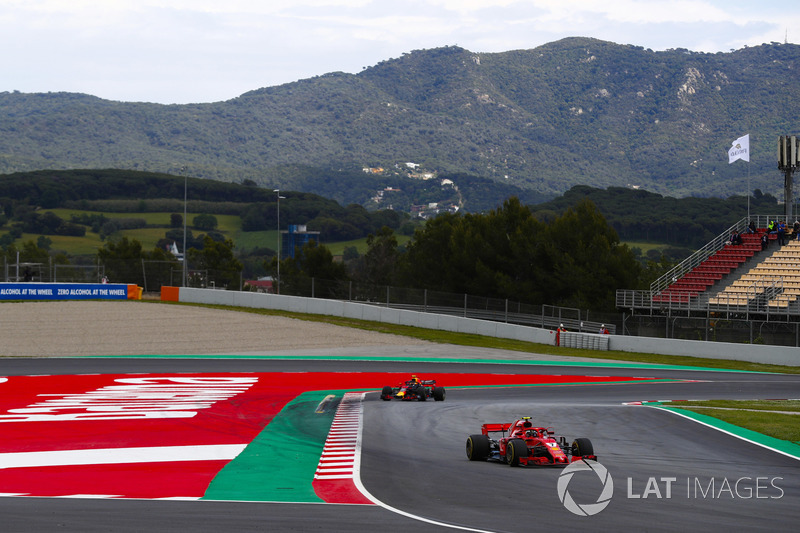 Kimi Raikkonen, Ferrari SF71H, Max Verstappen, Red Bull Racing RB14