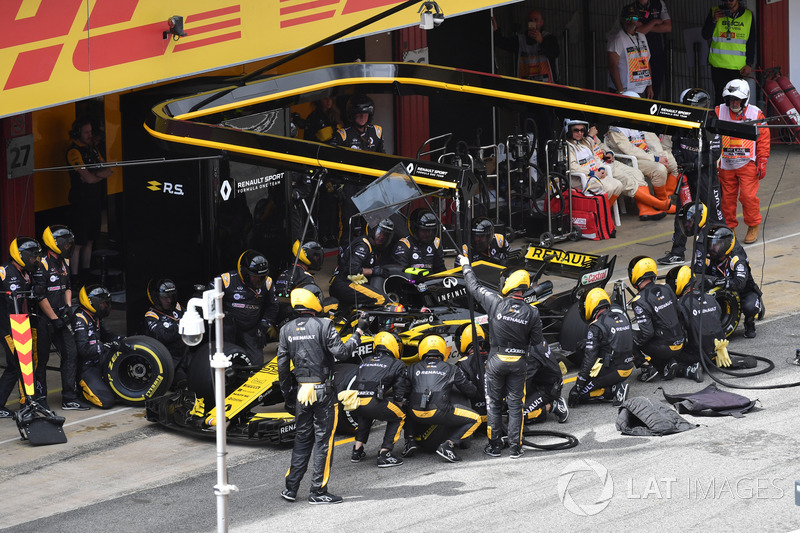 Carlos Sainz Jr., Renault Sport F1 Team R.S. 18 pit stop