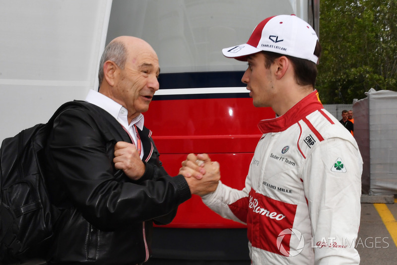 Peter Sauber félicite Charles Leclerc, Sauber, pour sa dixième place