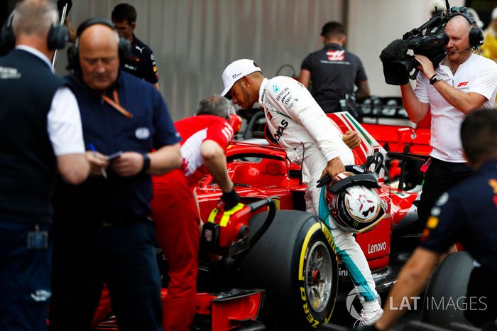 Lewis Hamilton, Mercedes AMG F1, revisa el coche de  Kimi Raikkonen Ferrari después de la clasificación