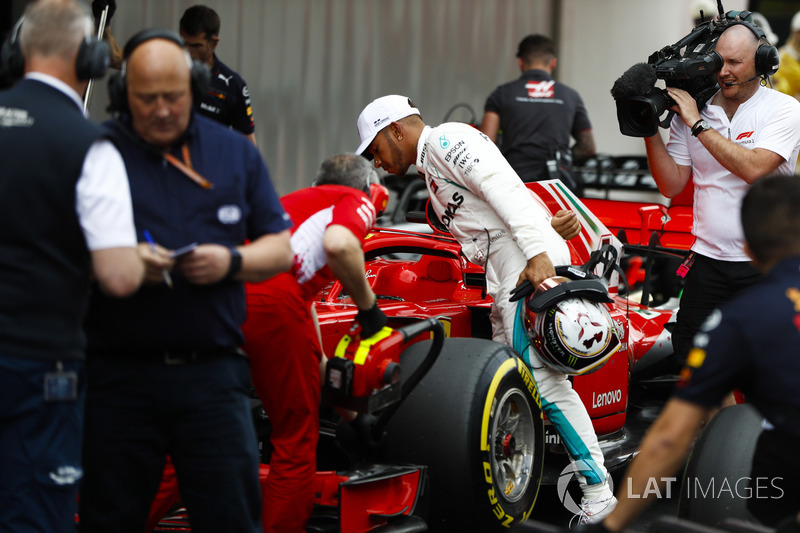 Lewis Hamilton, Mercedes AMG F1, revisa el coche de Kimi Raikkonen Ferrari después de la calificación