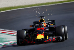 Max Verstappen, Red Bull Racing RB14, met vonken