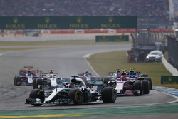 Lewis Hamilton, Mercedes AMG F1 W09, precede Esteban Ocon, Force India VJM11