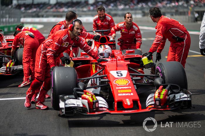 Sebastian Vettel, Ferrari SF70H,  mecánicos de Ferrari