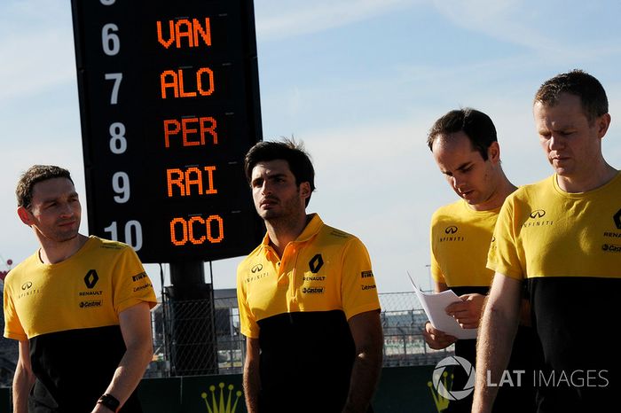 Carlos Sainz Jr., Renault Sport F1 Team camina con el equipo por el circuito