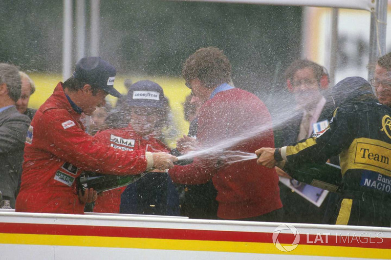 Podium: winnaar Nigel Mansell Williams Honda, tweede Ayrton Senna, Lotus Renault en derde  Alain Pro