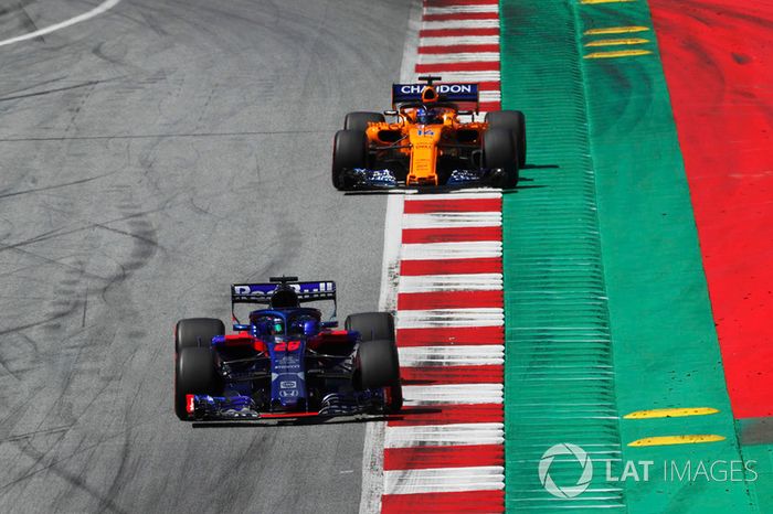 Brendon Hartley, Toro Rosso STR13, y Fernando Alonso, McLaren MCL33