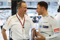 Управляющий директор McLaren Джонатан Нил и гонщик Стоффель Вандорн
