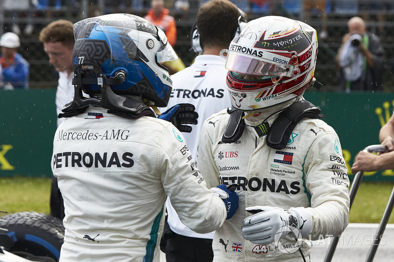 Valtteri Bottas, Mercedes AMG F1, y Lewis Hamilton, Mercedes AMG F1, se felicitan