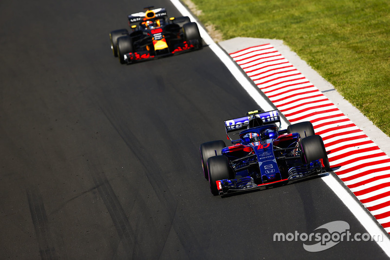 Pierre Gasly, Toro Rosso STR13, Daniel Ricciardo, Red Bull Racing RB14