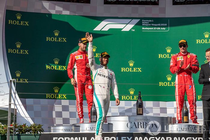 Podio: segundo lugar Sebastian Vettel, Ferrari, ganador de la carrera Lewis Hamilton, Mercedes-AMG F1 y tercer lugar Kimi Raikkonen, Ferrari celebran