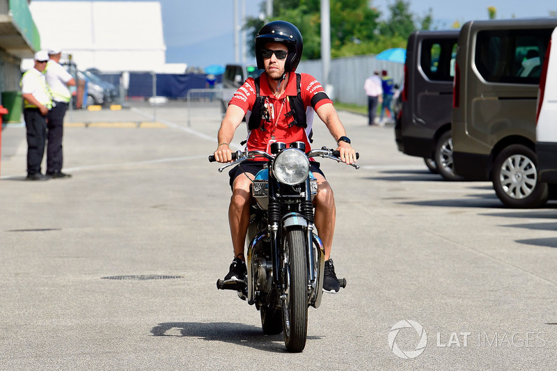 Sebastian Vettel, Ferrari mengendarai motor Triumph