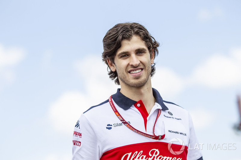 Aunque ya ha rodado con ellos, Haas está menos interesado en un "novato" como Antonio Giovinazzi. Sin embargo, Ferrari tiene opción de elegir un piloto de Sauber y puede imponer al italiano y darle un asiento en esa escudería...