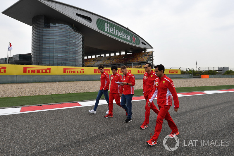 Себастьян Феттель, Ferrari, йде треком з командою