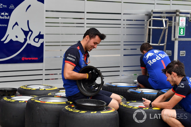 Mécaniciens Toro Rosso avec des pneus Pirelli