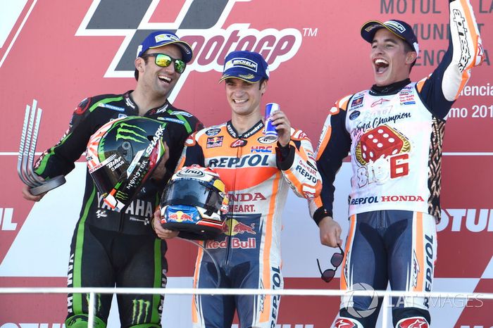 Podio: segundo lugar Johann Zarco, Monster Yamaha Tech 3, ganador de la carrera Dani Pedrosa, Repsol Honda Team, tercer lugar y campeón del mundo Marc Márquez, Repsol Honda Team