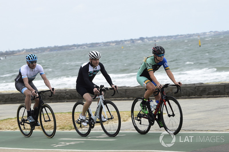 Valtteri Bottas, Mercedes-AMG F1, Baden Cooke, Peta Mullens, vanno in bici lungo la Beaconsfield Parade