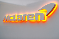 Логотип McLaren с оранжевой подсветкой