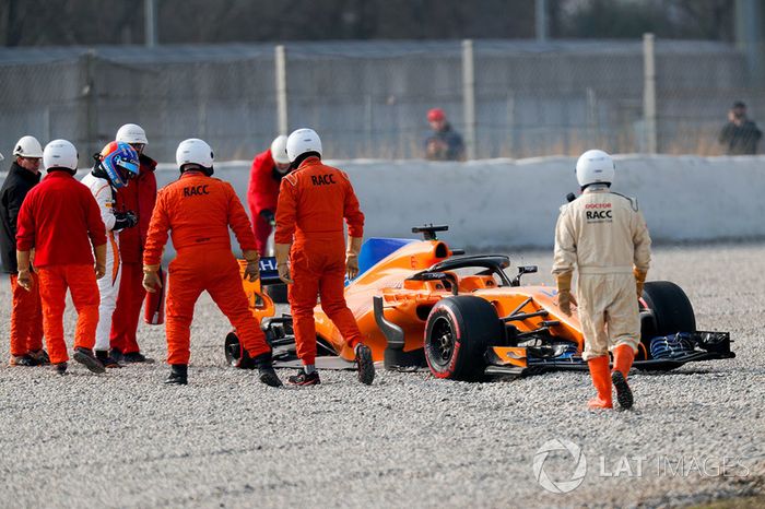 Fernando Alonso, McLaren MCL33 gira en la trampa de grava después perder la rueda trasera