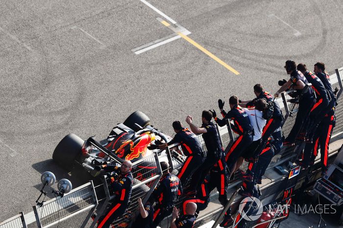 El ganador de la carrera Daniel Ricciardo, Red Bull Racing RB14 Tag Heuer, recibe el aplauso de su equipo al finalizar