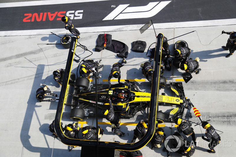 Carlos Sainz Jr., Renault Sport F1 Team R.S. 18, effettua un pit stop