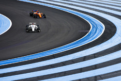 Marcus Ericsson, Sauber C37, devant Fernando Alonso, McLaren MCL33