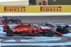 Себастьян Феттель, Ferrari SF71H, і Валттері Боттас, Mercedes AMG F1 W09, після контакту на першому колі