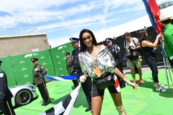 Winnie Harlow, met de finishvlag
