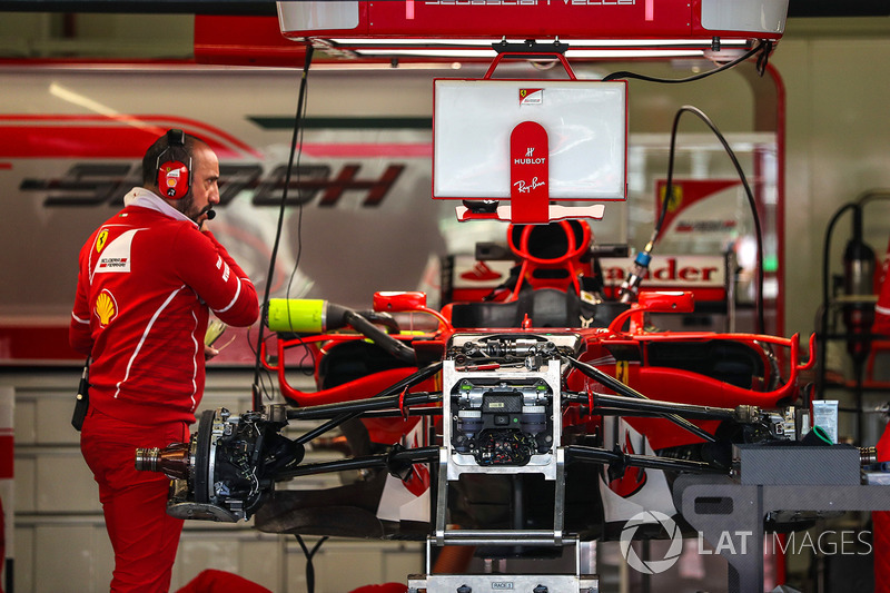 Detalle del chasis del Ferrari SF70H en el box