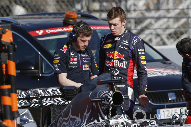 Daniil Kvyat, Red Bull Racing RB11, in gesprek met een Red Bull-teamlid nadat hij stilviel