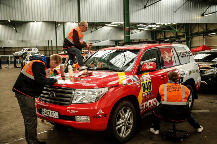 Equipos se preparan en Le Havre para el largo viaje a Lima, Perú