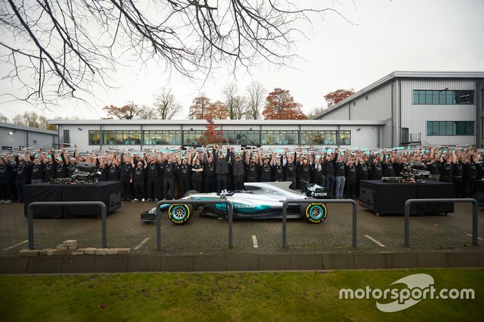 Niki Lauda, Presidente no ejecutivo, Mercedes AMG F1, Lewis Hamilton, Mercedes AMG F1, Toto Wolff, Director Ejecutivo de Mercedes AMG F1 con todos los miembros del equipo