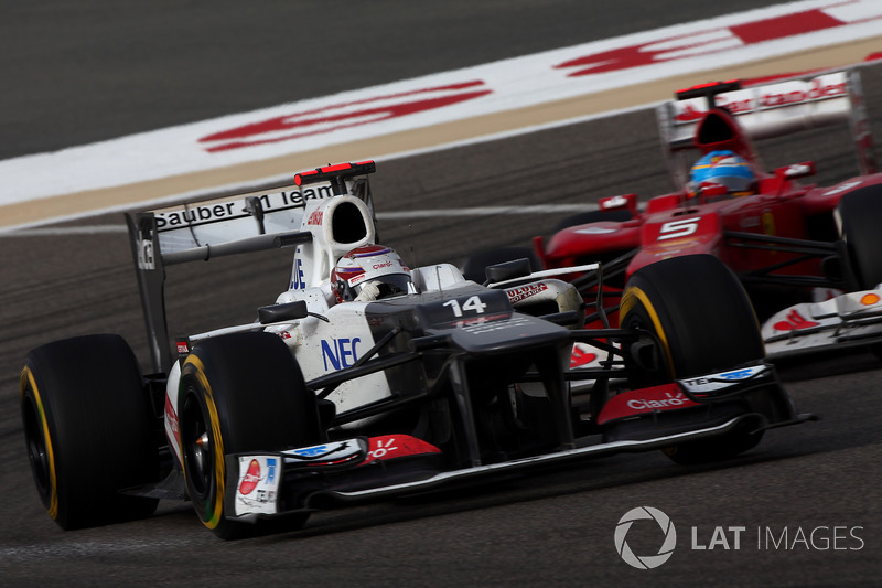 Kamui Kobayashi, Sauber C31, voor Fernando Alonso, Ferrari F2012