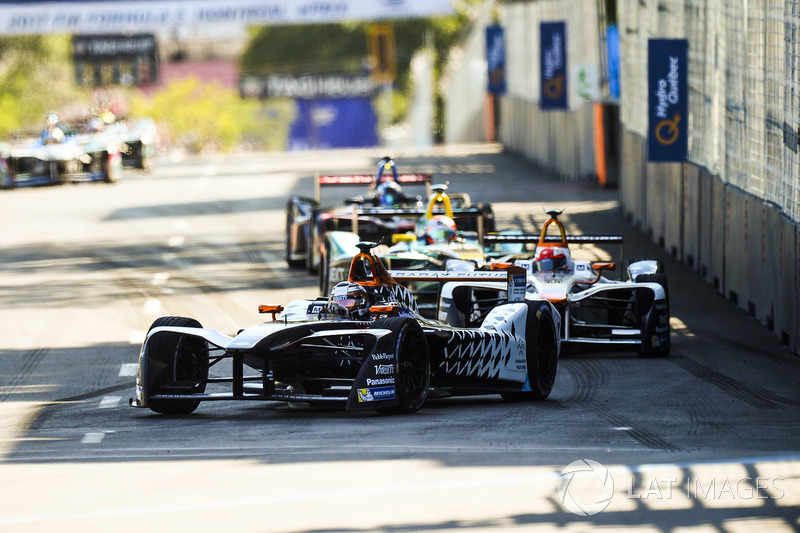 Jérôme d'Ambrosio, Dragon Racing, leads Loic Duval, Dragon Racing