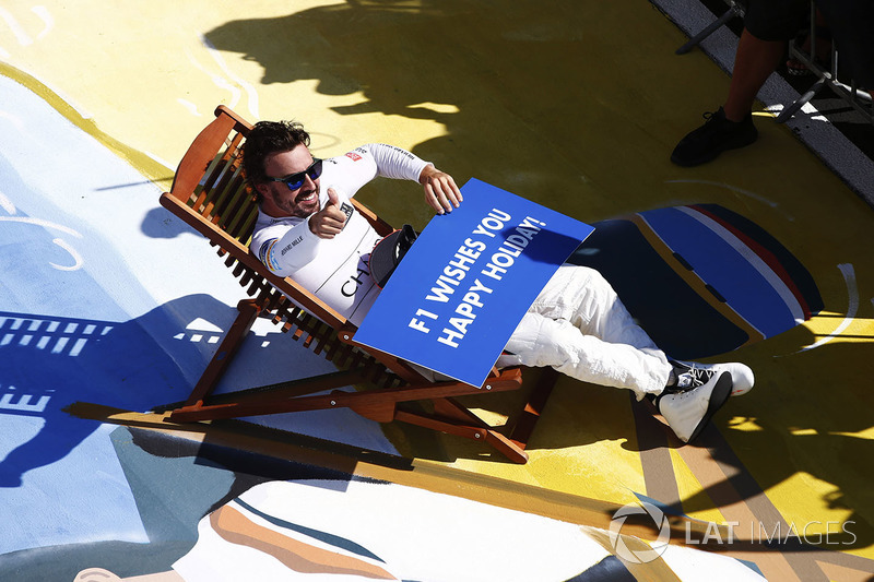 Fernando Alonso, McLaren, se relaja en una tumbona en parc ferme