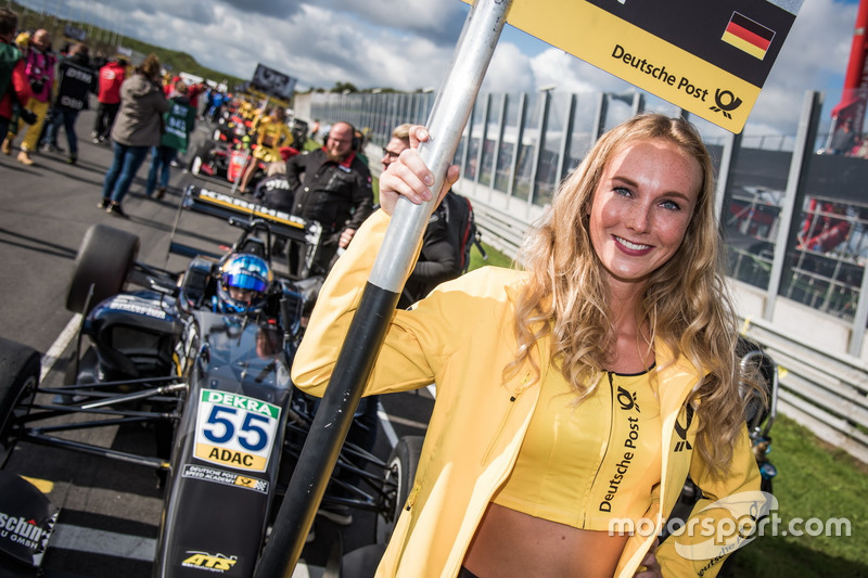 Grid girl, David Beckmann, Van Amersfoort Racing, Dallara F317 - Mercedes-Benz