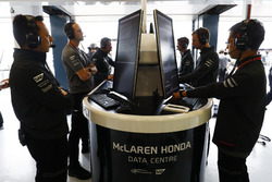 Yusuke Hasegawa, cadre supérieur, Honda, et les ingénieurs McLaren analysent les données