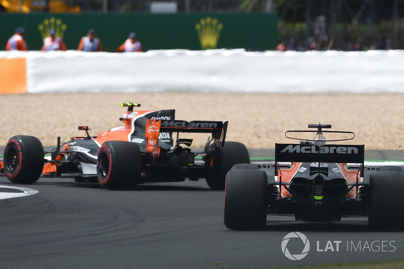 Stoffel Vandoorne, McLaren MCL32 and Fernando Alonso, McLaren MCL32